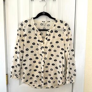 Joie XS 100% silk 3/4 sleeve blouse with all over lipstick pattern.
